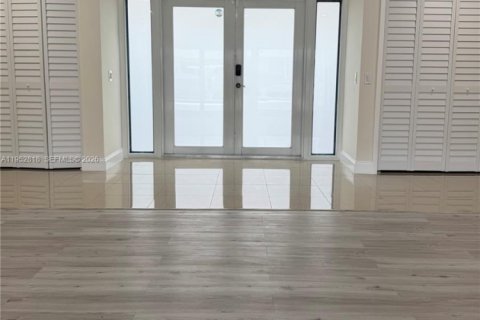 Casa en alquiler en North Miami Beach, Florida, 3 dormitorios, 206.99 m2 № 2054666 - foto 2