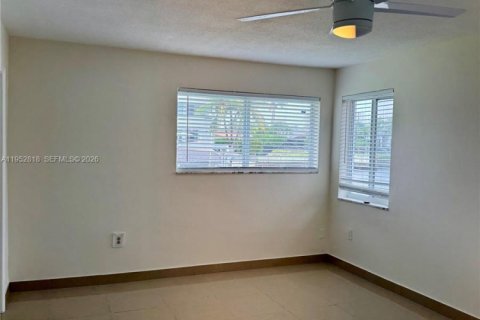 Casa en alquiler en North Miami Beach, Florida, 3 dormitorios, 206.99 m2 № 2054666 - foto 10