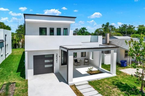 House in Saint Petersburg, Florida 3 bedrooms, 200.2 sq.m. № 2367410