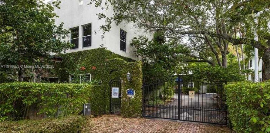 Townhouse in Miami, Florida 2 bedrooms, 78.97 sq.m. № 1972559