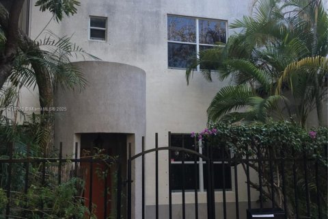 Townhouse in Miami, Florida 2 bedrooms, 78.97 sq.m. № 1972559 - photo 2