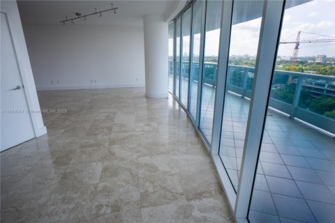 Condo in Miami, Florida, 1 bedroom  № 1880035 - photo 13