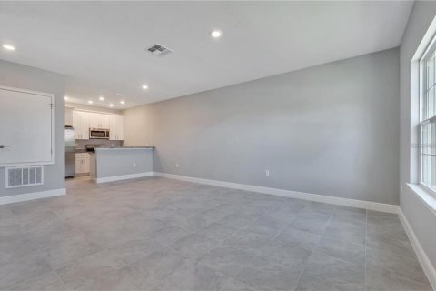 Copropriété à vendre à Poinciana, Floride: 2 chambres, 97.55 m2 № 2238050 - photo 4