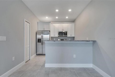 Copropriété à vendre à Poinciana, Floride: 2 chambres, 97.55 m2 № 2238050 - photo 8