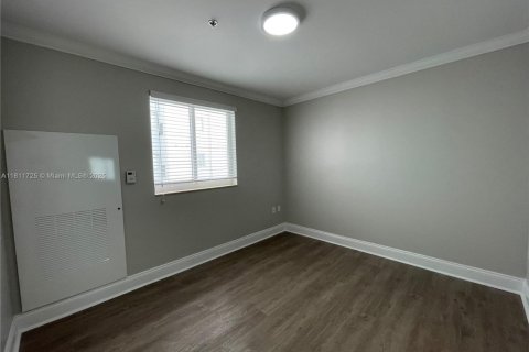 Condo in Sweetwater, Florida, 1 bedroom  № 1756038 - photo 13