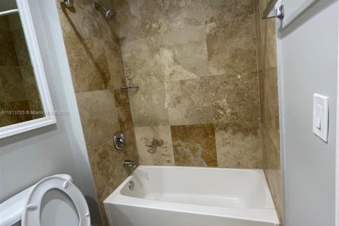 Condo in Sweetwater, Florida, 1 bedroom  № 1756038 - photo 15