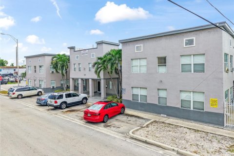 Commercial property in Hialeah, Florida № 2031646