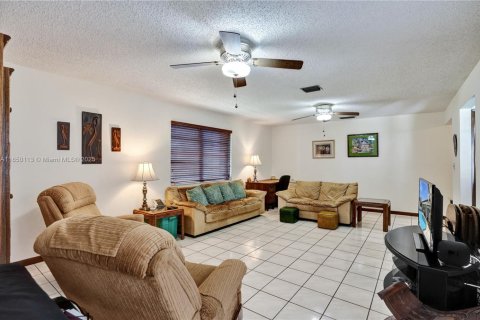 Villa ou maison à vendre à Miami, Floride: 5 chambres, 273.13 m2 № 1871651 - photo 10