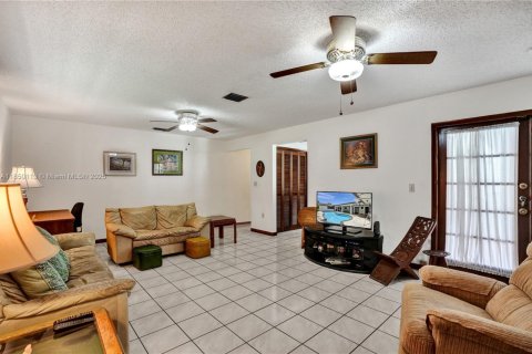 Villa ou maison à vendre à Miami, Floride: 5 chambres, 273.13 m2 № 1871651 - photo 8