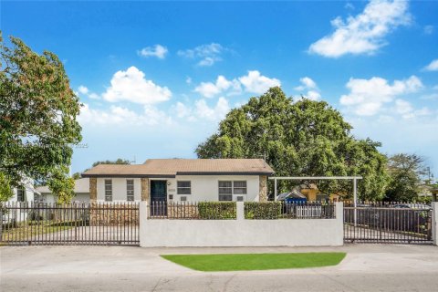 Casa en venta en Miami, Florida, 3 dormitorios, 85.1 m2 № 1926626 - foto 1