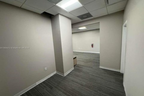 Propiedad comercial en venta en Sweetwater, Florida № 1946123 - foto 10