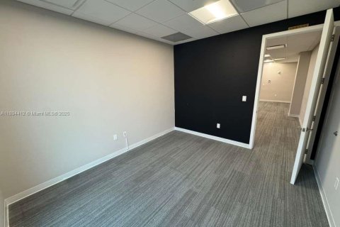 Propiedad comercial en venta en Sweetwater, Florida № 1946123 - foto 8