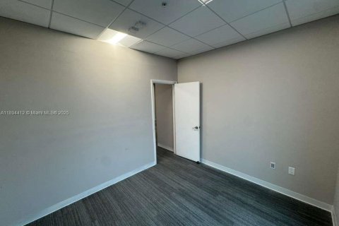 Propiedad comercial en venta en Sweetwater, Florida № 1946123 - foto 5