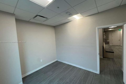 Propiedad comercial en venta en Sweetwater, Florida № 1946123 - foto 11