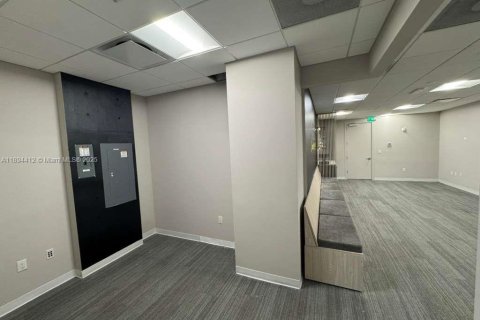 Propiedad comercial en venta en Sweetwater, Florida № 1946123 - foto 1