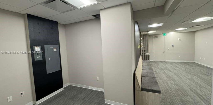 Propiedad comercial en Sweetwater, Florida № 1946123