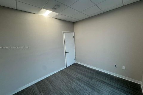 Propiedad comercial en venta en Sweetwater, Florida № 1946123 - foto 6