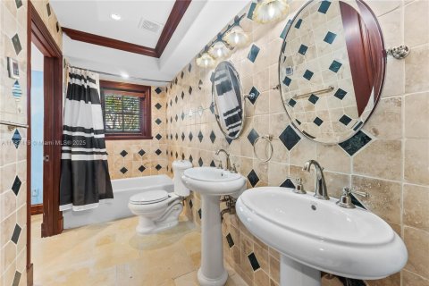 Купить виллу или дом в Форт-Лодердейл, Флорида 5 спален, 543.01м2, № 1645508 - фото 16