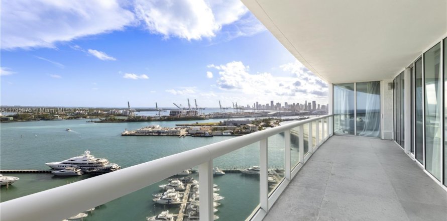 Condominio en Miami Beach, Florida, 3 dormitorios № 2035683