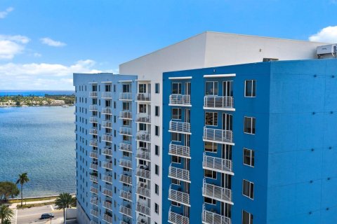 Condo in West Palm Beach, Florida, 2 bedrooms  № 2251682 - photo 24