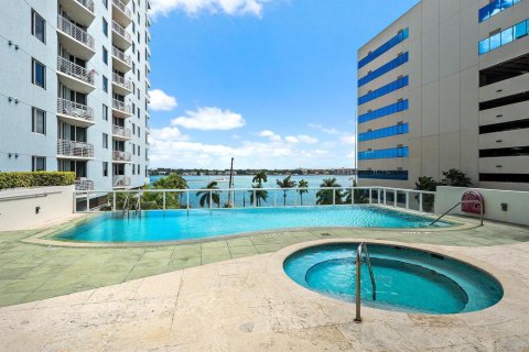 Condo in West Palm Beach, Florida, 2 bedrooms  № 2251682 - photo 20