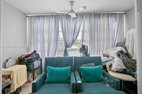 Condo in Sunrise, Florida, 2 bedrooms  № 1940581 - photo 16