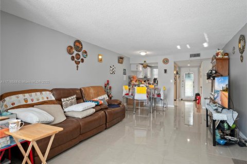 Condo in Sunrise, Florida, 2 bedrooms  № 1940581 - photo 15