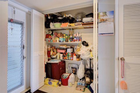 Condo in Sunrise, Florida, 2 bedrooms  № 1940581 - photo 25