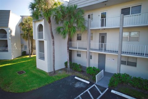 Condo in Sunrise, Florida, 2 bedrooms  № 1940581 - photo 6