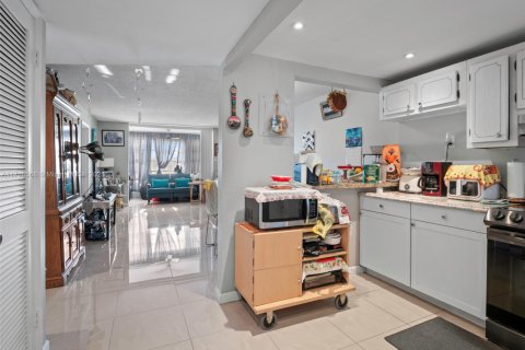 Condo in Sunrise, Florida, 2 bedrooms  № 1940581 - photo 12