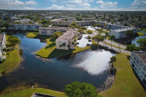 Condo in Sunrise, Florida, 2 bedrooms  № 1940581 - photo 9