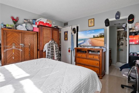 Condo in Sunrise, Florida, 2 bedrooms  № 1940581 - photo 21