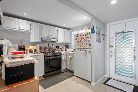 Condo in Sunrise, Florida, 2 bedrooms  № 1940581 - photo 10