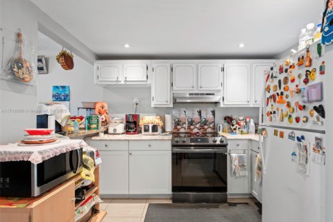 Condo in Sunrise, Florida, 2 bedrooms  № 1940581 - photo 11
