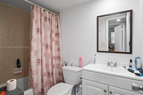 Condo in Sunrise, Florida, 2 bedrooms  № 1940581 - photo 23