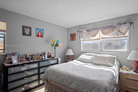 Condo in Sunrise, Florida, 2 bedrooms  № 1940581 - photo 17