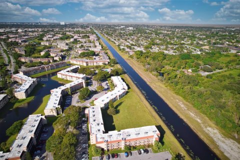 Condo in Sunrise, Florida, 2 bedrooms  № 1940581 - photo 4