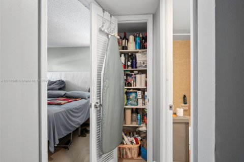 Condo in Sunrise, Florida, 2 bedrooms  № 1940581 - photo 24