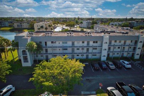 Condo in Sunrise, Florida, 2 bedrooms  № 1940581 - photo 1