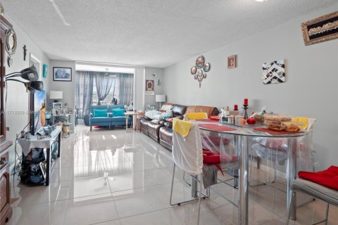 Condo in Sunrise, Florida, 2 bedrooms  № 1940581 - photo 13