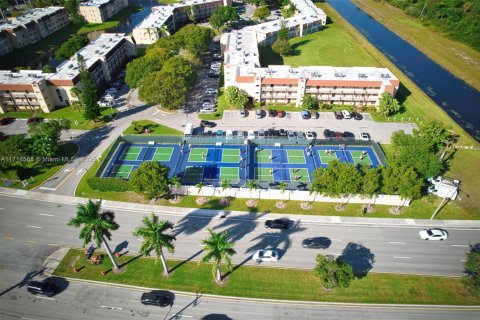 Condo in Sunrise, Florida, 2 bedrooms  № 1940581 - photo 5
