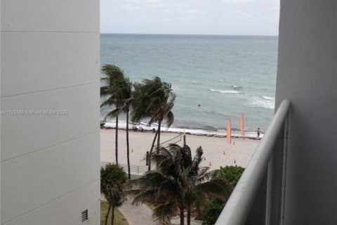 Condominio en venta en Hollywood, Florida, 1 dormitorio, 83.24 m2 № 1938260 - foto 10