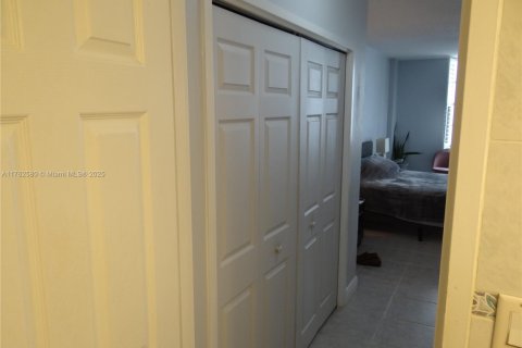 Condominio en venta en Hollywood, Florida, 1 dormitorio, 83.24 m2 № 1938260 - foto 18