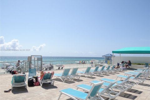Condominio en venta en Hollywood, Florida, 1 dormitorio, 83.24 m2 № 1938260 - foto 3