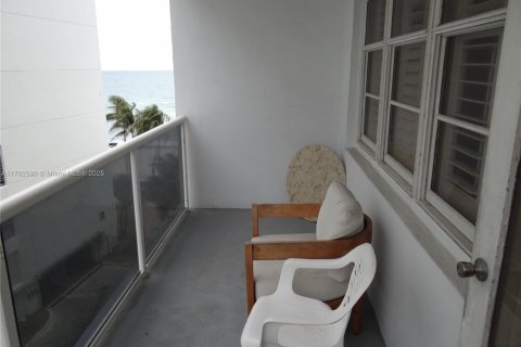 Condominio en venta en Hollywood, Florida, 1 dormitorio, 83.24 m2 № 1938260 - foto 12