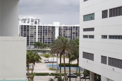 Condominio en venta en Hollywood, Florida, 1 dormitorio, 83.24 m2 № 1938260 - foto 2