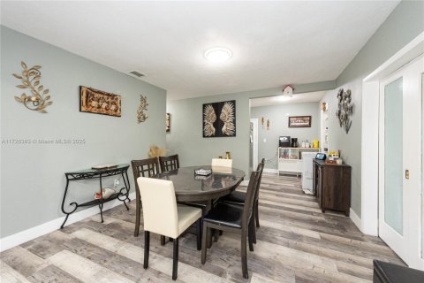 House in Miami, Florida 4 bedrooms, 130.71 sq.m. № 1812395 - photo 7