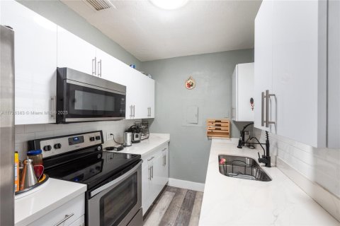 House in Miami, Florida 4 bedrooms, 130.71 sq.m. № 1812395 - photo 9
