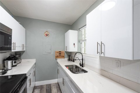 House in Miami, Florida 4 bedrooms, 130.71 sq.m. № 1812395 - photo 10
