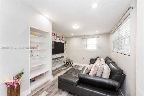 House in Miami, Florida 4 bedrooms, 130.71 sq.m. № 1812395 - photo 5